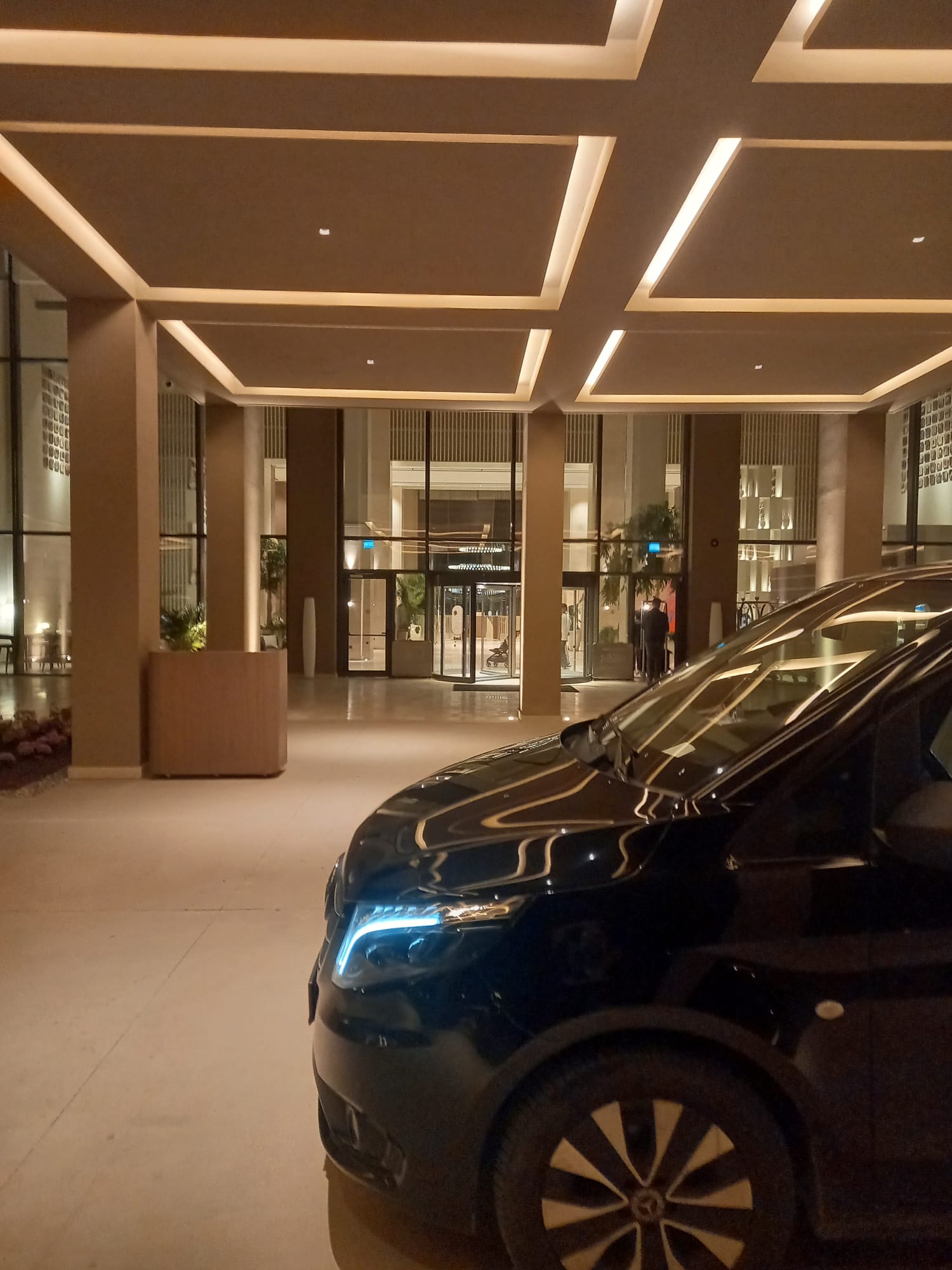 Otel ve resort transferleri için gece varış görseli